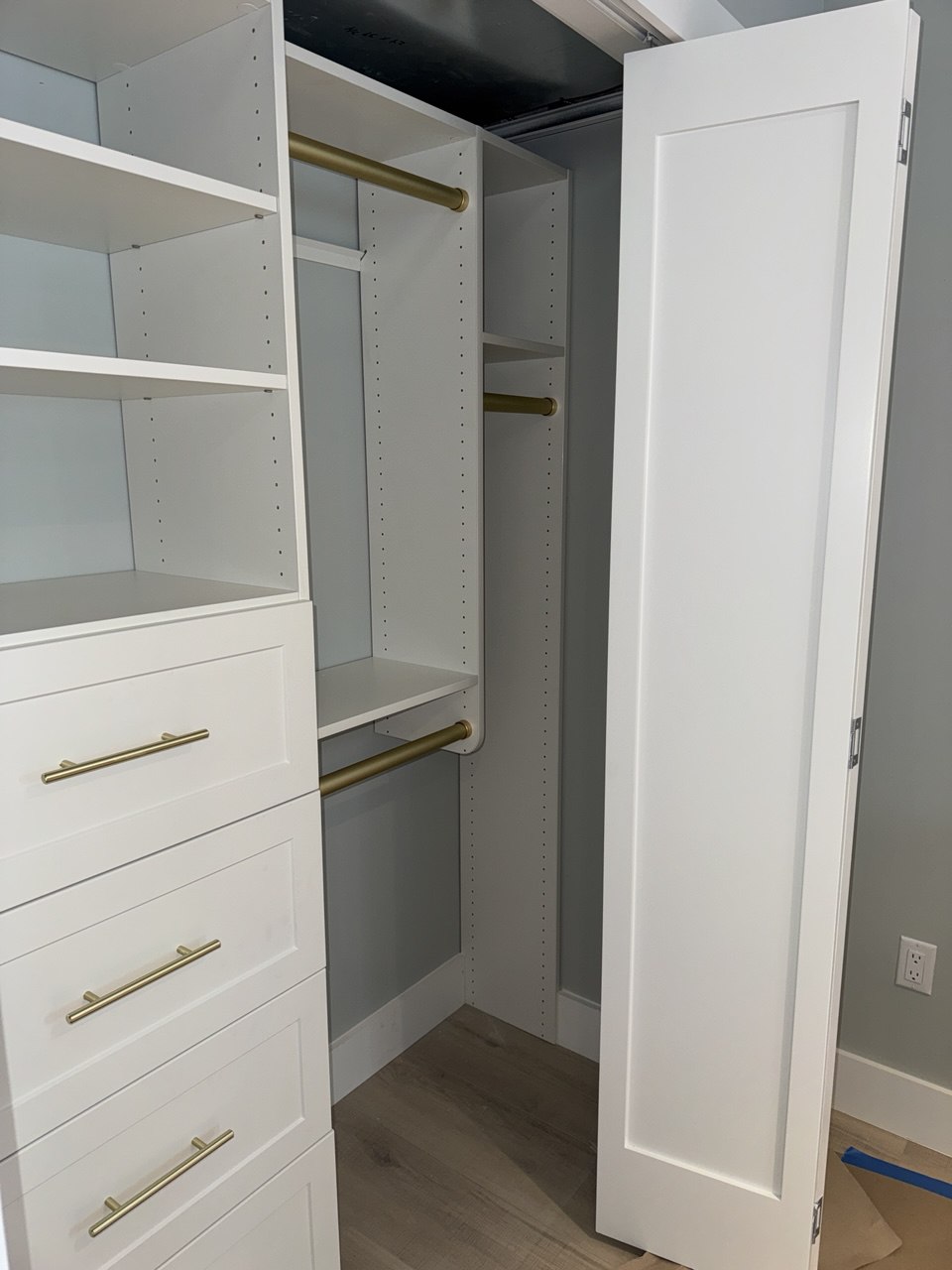 Reach-In Closet 10